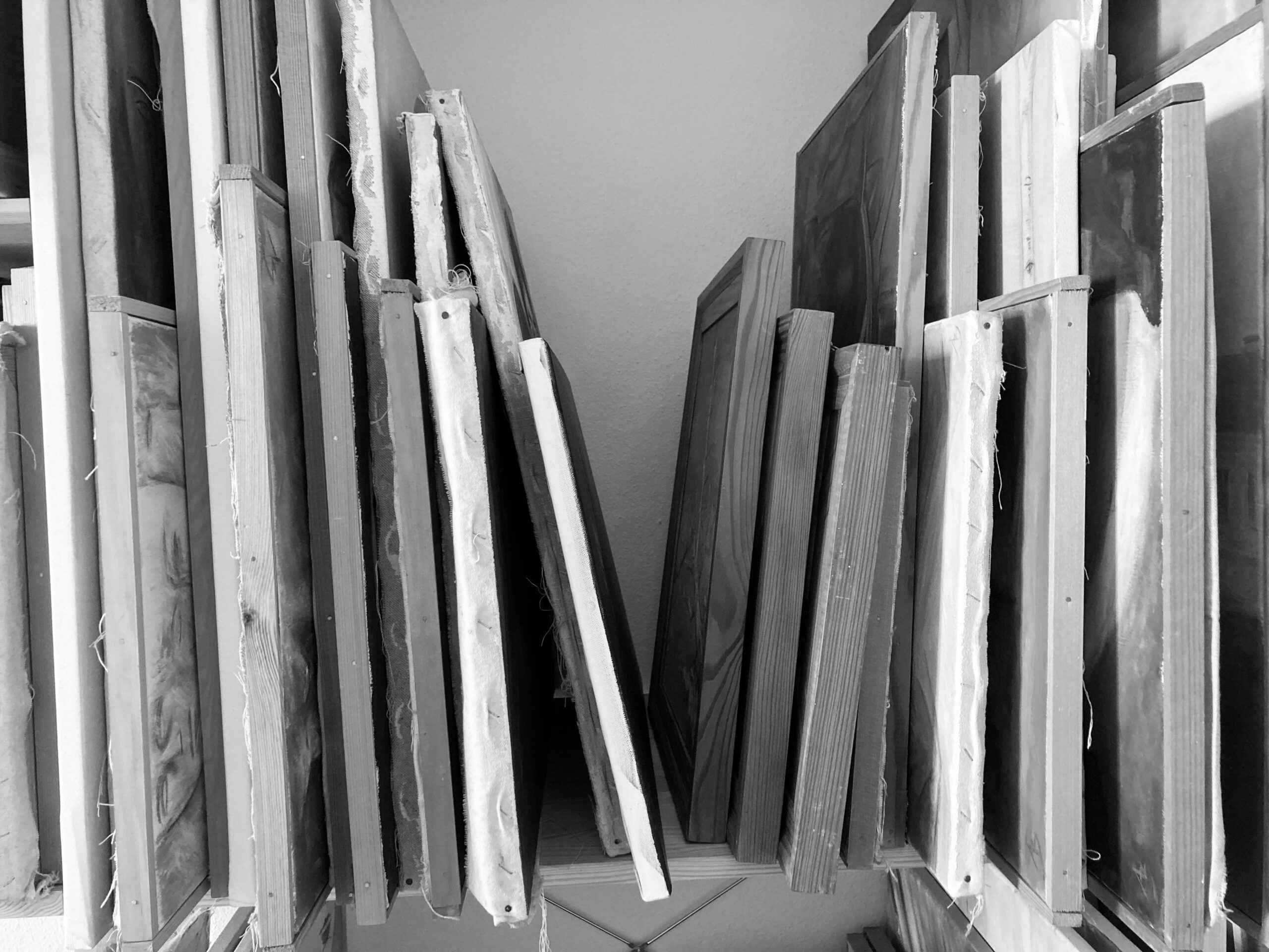 Regal gefüllt mit Gemälden